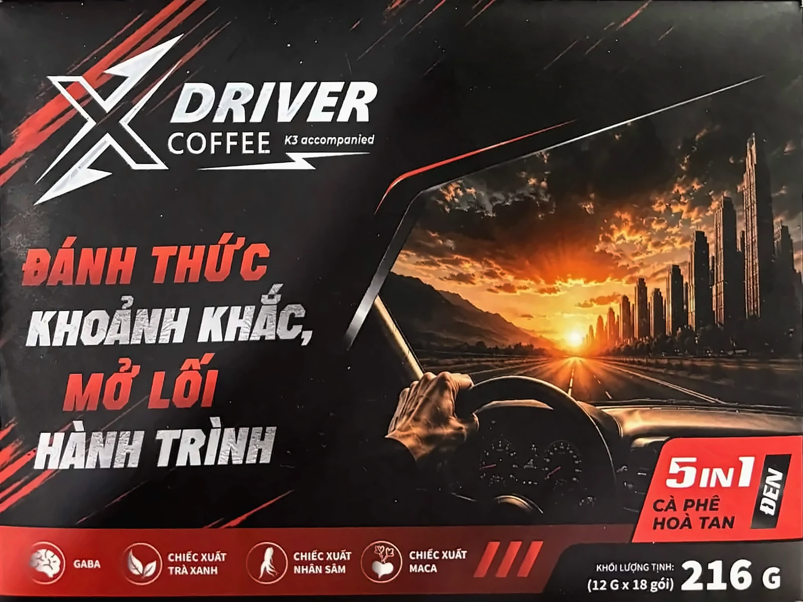 Hộp đen X Driver Coffee 5in1 Cà phê hòa tan ĐEN, khối lượng tịnh 216 g (12 g × 18 gói). Tay tài xế trên vô lăng, đường cao tốc lúc hoàng hôn, mặt trời cam, nhà cao tầng hai bên.
