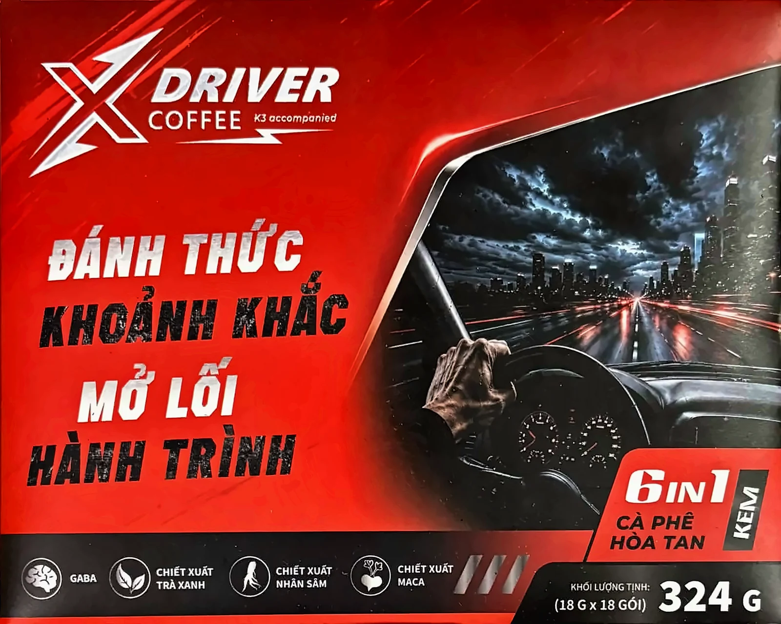 Hộp đỏ X Driver Coffee 6in1 Cà phê hòa tan KEM, khối lượng tịnh 324 g (18 g × 18 gói). Tay tài xế trên vô lăng, đường cao tốc ban đêm chạy vào thành phố, vệt đèn đỏ, trời mây giông.